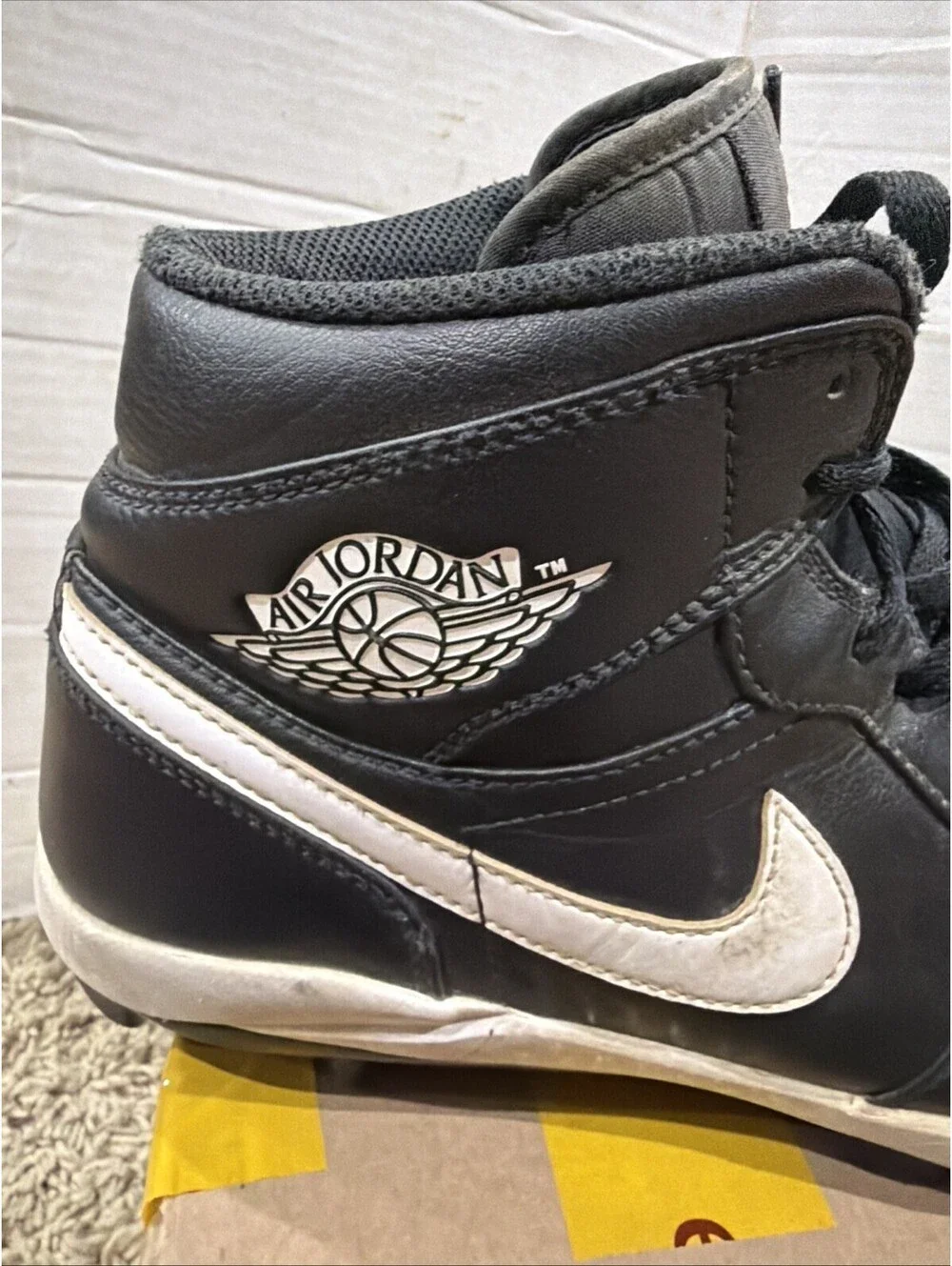 Nike Men's Jordan 1 Retro MCS High Baseball Cleats Size 9.5 AV5354-001 BLK & Wht